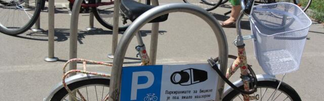 Narednih dana biće postavljeno 180 novih držača za bicikle u Novom Sadu