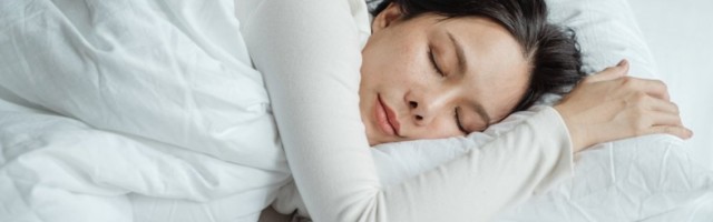 Da li je štetno po zdravlje da nam telefon ostane u krevetu dok spavamo?