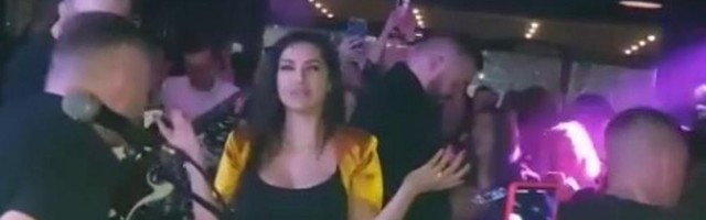 TANJA PEVALA U KRCATOM KLUBU: Pevačica rizikovala da se zarazi STOTINU LJUDI! (VIDEO)