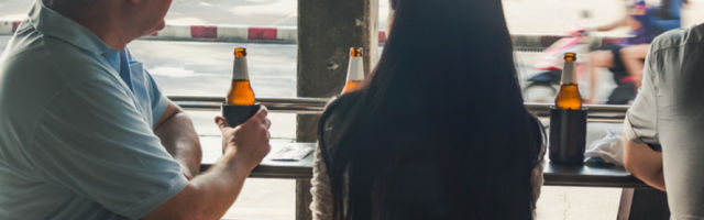 Muž i žena došli u neki luksuzan hotel, sede u baru i vide jednu jako zgodnu devojku, kad onda...