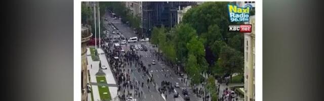 LJUDI, OVO NEMA NIGDE! Pogledajte kako pedesetak političkih lešinara teroriše Beograđane posle napornog dana! (VIDEO)