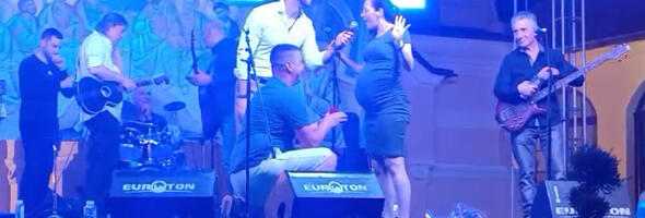 Kragujevčanin zaprosio trudnu devojku na koncertu grupe „Legende“
