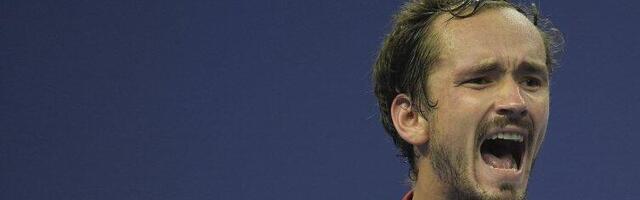 Rus nagazio ATP! Medvedev besneo zbog tehnologije (VIDEO)