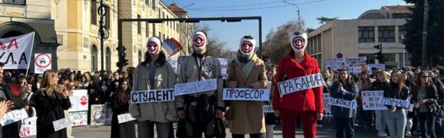 Ruže policajcima i „poslednji voz za promene“ – novi protest u Nišu, studenti na čelu