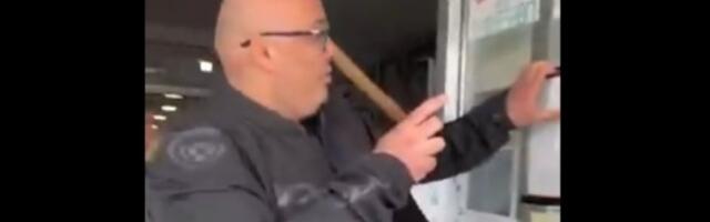 Dekan DIF u Novom Sadu ušao na fakultet, cepao studentske parole (VIDEO)