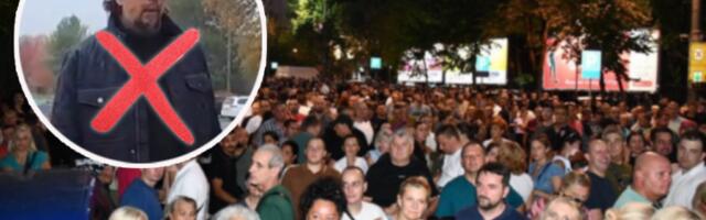 BLOKADERI TOTALNO IZGUBILI RAZUM! Svešteniku zabranili da uđe u crkvu! POGLEDAJTE SNIMAK KOJI JE FRAPIRAO SRBIJU! (VIDEO)