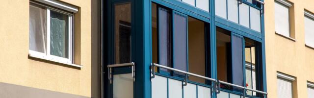 ZAGREPČANIN SATIMA POTPUNO NAG URLAO NA BALKONU, POLICIJU ZVALI 6 PUTA, A ONDA...Kad su ušli u stan usledio je ŠOK!