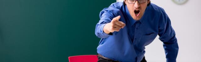 Skandal u elitnoj školi! Nastavnik pretilo nožem učenicima tokom časa: "Odseći ću ti prste ako ne budeš dobar"