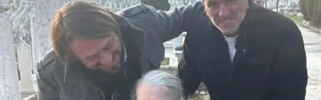 "MNOGO SKUPA SLIKA" FOTOGRAFIJA S GROBLJA POSTALA VIRALNA: Na njoj glumac koji je ostao bez noge u ratu i Tifa, oko njih spomenici