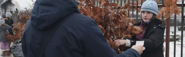 SRBIJA PLAČE ZBOG TRI SESTRE IZ KRUŠEVCA: Majka im umrla u decembru, kuća IZGORELA u maju, a one su danas izašle da prodaju BADNJAKE - "Radimo ovo za njenu ljubav!" (FOTO)