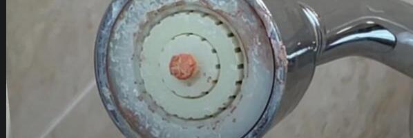 Kamenac sa tuš kabine nestaje za 10 minuta! Trik bez ribanja koji stvarno radi: Evo kako da očistite svoje kupatilo!