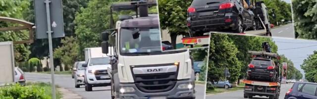 Šta se ovo dešava u Putincima? Sumnjivi crni džip odvezen pod policijskom pratnjom u pravcu Beograda (FOTO)