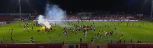 Potpuni metež u Kragujevcu: Navijači Radničkog napali igrače - Uprkos opstanku u Superligi (VIDEO)