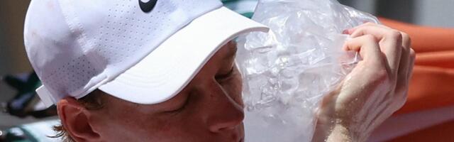 Krah u Parizu! Siner servirao za pobedu, pa se raspao i šokantno ispao sa Rolan Garosa