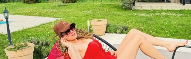 Muž je javno prevario, ona se obračunala sa LJUBAVNICOM i danas živi potpuno drugačijim životom: POKAZALA OBLINE NA PRAGU ŠESTE DECENIJE! (FOTO)