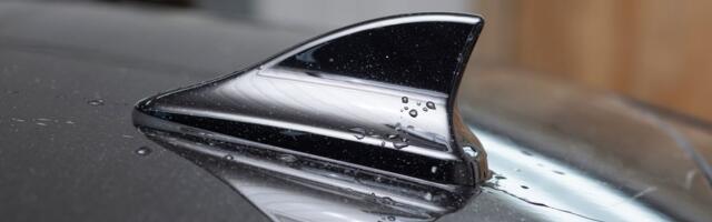 Zašto skoro svaki novi automobil ima ovo neobično peraje na krovu? Krije veliku tajnu, a bez toga nema vožnje