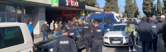 Драма у Црног Гори: Албанци бојкотују мере, полиција стигла у Тузи, блокирани путеви /видео/