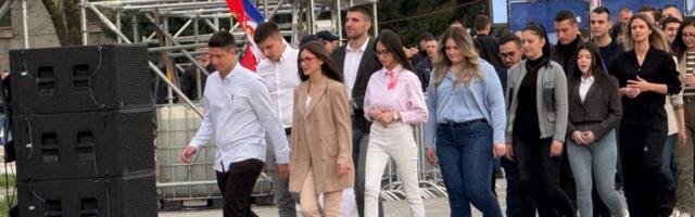 NA SVENARODNI SKUP STIGLI STUDENTI KOJI ŽELE DA UČE: Naša ljubav prema Srbiji je nesalomiva (FOTO)