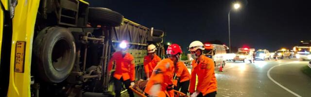 Autobus udario u betonsku ogradu, stradalo najmanje 16 osoba! Putnici od udara ispadali iz vozila, užas na Javi