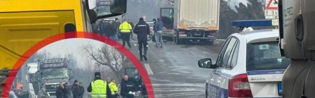 PRVE SLIKE SA IBARSKE MAGISTRALE! U sudaru dva automobila i kamiona kod Vreoca jedna osoba povređena, saobraćaj obustavljen! (FOTO, VIDEO)