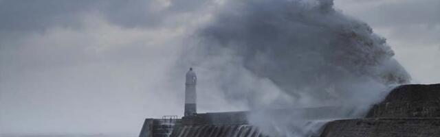 DRAMA NA OMILJENOM SRPSKOM LETOVALIŠTU: Nevreme pustoši obalu, talasi gutaju šetalište kojim gazimo svakog leta! (VIDEO)