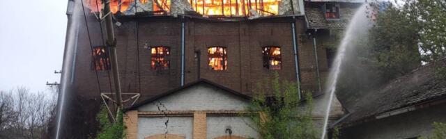 Dramatični snimci iz Obrenovca: Vatra guta Stari mlin, vatrogasci u borbi sa vatrenom stihijom (FOTO/VIDEO)