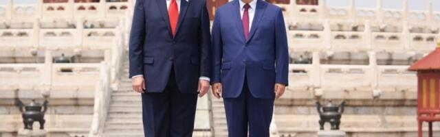 TRAMP U KINI! Poslednji dan posete - KOLONA VOZILA STIGLA PO AMERIČKOG PREDSEDNIKA!
