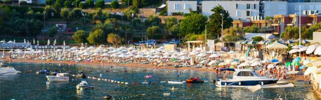 Rat za mesto na plaži u Crnoj Gori dobio novu dimenziju: Ovo još niste videli - "Aladin se parkirao u Pržnu" (Foto)