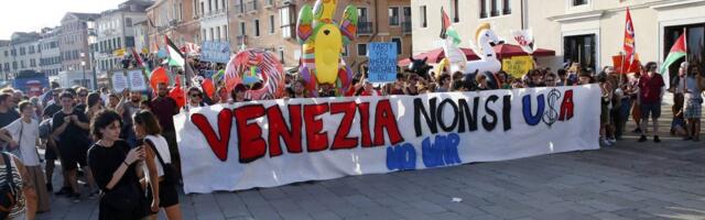 Demonstranti u Veneciji dočekali američkog ambasadora-milijardera koji je došao na superjahti