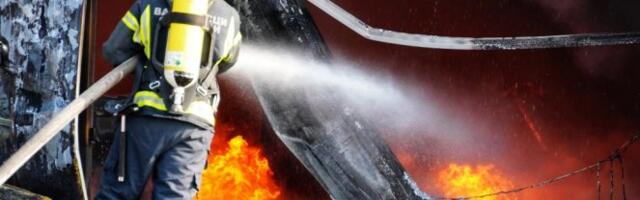 GOREO KROV NA ČETIRI SPOJENA OBJEKTA! Detalji požara na Ledinama, intervenisalo oko 20 vatrogasaca