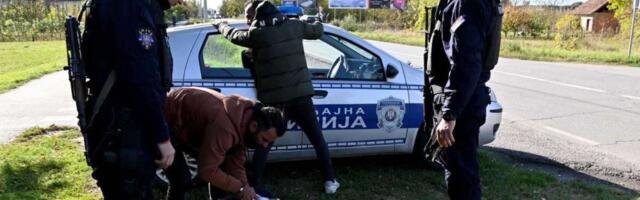 Šestoro migranata strpao u škodu! U Boljevcu uhapšen Turčin, lokalnim putevima švercovao ljude!