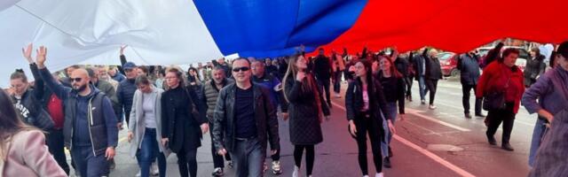 NAJDUŽA TROBOJKA IKADA TEŠKA 400 KILOGRAMA: Građani je nosili na rukama u čast Vučiću i svojoj Srbiji (VIDEO)