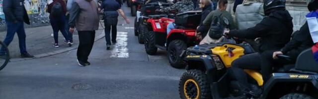 NEPREGLEDNA KOLONA BAJKERA: Stigli na svenarodni skup - pun gas za Srbiju! (VIDEO)