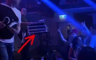 "Što mene bre?!" FOLKERA GAĐALI FLAŠOM na nastupu, on umalo izgubio ravnotežu, SNIMAK PREPLAVIO MREŽE! (VIDEO)