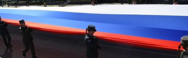 "Pet nijansi srpske trobojke": Blam sa vojne parade sa zastavom (FOTO)