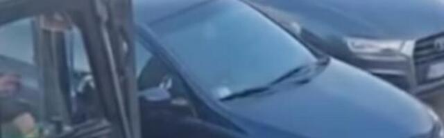 GOSPOĐU VOZAČ ZAGRADIO "KORSOM", ONA DOVELA ČOVEKA DA REŠI PROBLEM: Scena sa Umke za nepoverovati, JE LI MOGUĆE?