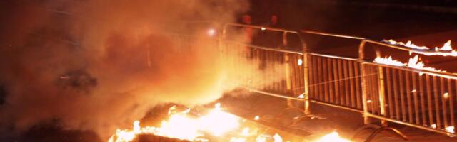 MOLOTOVLJEVIM KOKTELIMA NA ZGRADU VLADE, EDI RAMA U PROBLEMU! Veliki neredi u Tirani, demonstranti tražili ostavku zbog korupcije zamenice (VIDEO, FOTO)