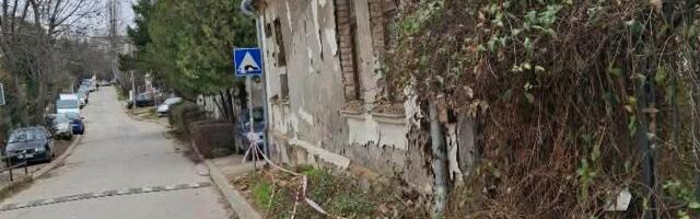 Napuštena kuća na niškoj Paliluli i dalje se urušava – stanari sami ogradili trotoar zbog padanja cigli