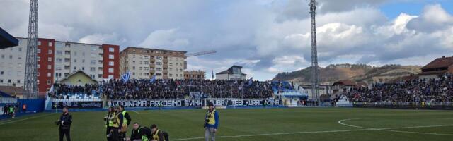 "Godinama prkosimo svima, ljubav tebi, k***c njima": Navijači Novog Pazara razvili transparent na početku meča