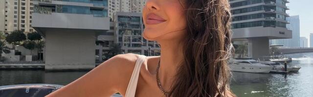 Zbog Anđelinih silikonskih grudi gore mreže: Utegla se u helanke i pokazala dekolte  - sve puca na njoj