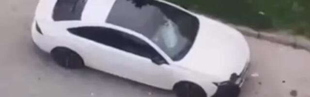 Haos u Tuzli: Muškarac štanglom demolirao automobil, popeo sa na krov, a onda usledila šok scena (VIDEO)