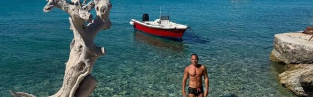 Glumac se skinuo u kupaći i pokazao isklesano telo: Uživa na nepoznatoj destinaciji, žene odlepile