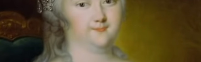 Katarini Velikoj se pripisuju brojna neverstva i raskalašan život, imala je ličnog "golicača nogu", tako je nadražuje dok priča sočne, erotske priče ili peva