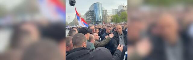SVENARODNI SKUP U BEOGRADU: Mnogo građana stiglo pred zgradu Skupštine, peva Cakana (VIDEO)