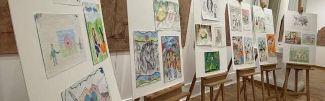 IZRAZ ZRELOSTI I EMPATIJE: Otvorena izložba radova sa likovnog konkursa „Biti Rom“ za osnovce