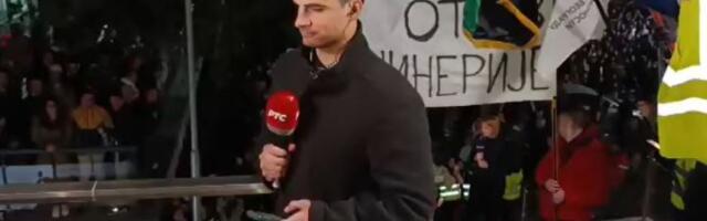 RTS izvestio o blokadi: Studenti mirno stajali iza reportera, dobio APLAUZ i redarski prsluk (VIDEO)