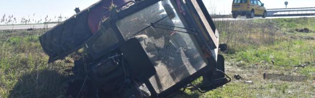 MUŠKARAC ORAO NJIVU PA NASTRADAO: Prevrnuo se traktor i usmrtio vozača