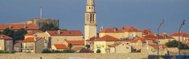 "Ovako svojoj mami i đeci, parkiraj!" Kad bahato parkiranje naiđe na kreativan otpor: Scena iz Budve postala viral! (HIT-FOTO)