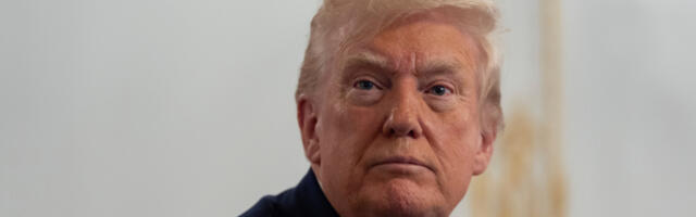 TRAMPU STIGAO MISTERIOZAN PAKET IZ RUSIJE! Vitkof krišom poklon poneo sa sobom