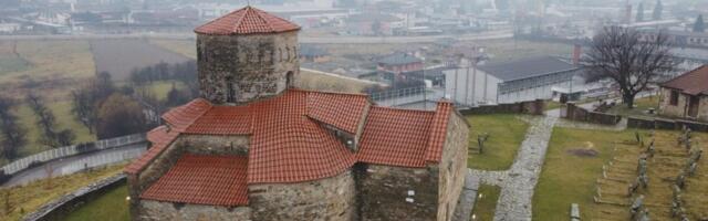 Ovo je naša najstarija crkva! U njoj se krstio Sveti Sava, posvećena je svetim apostolima